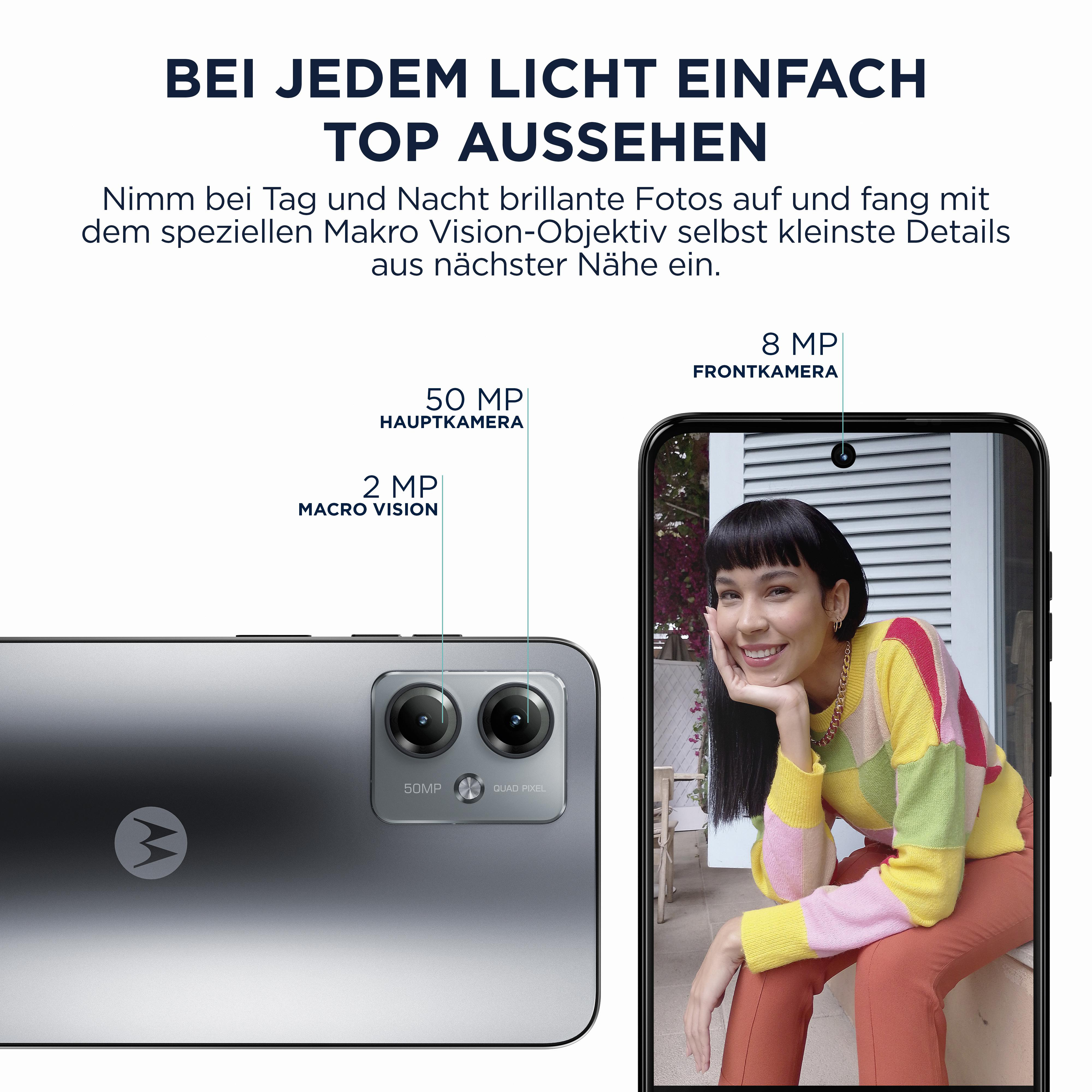 Eine Frau, die ein Telefon hält, das die Kamerafunktionen zeigt, einschließlich einer Nahaufnahme der Kamera.