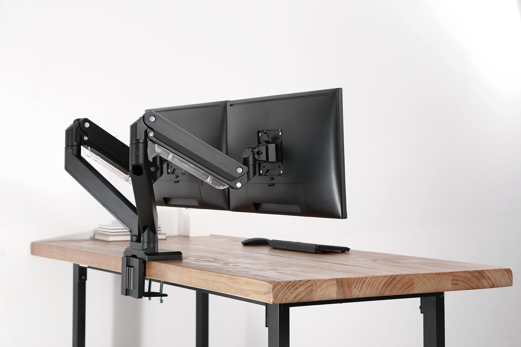 Doppelmonitor-Setup auf einem Schreibtisch montiert.
