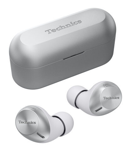 Białe słuchawki i etui ładujące ze srebrnymi akcentami. Logo 'Technics'.