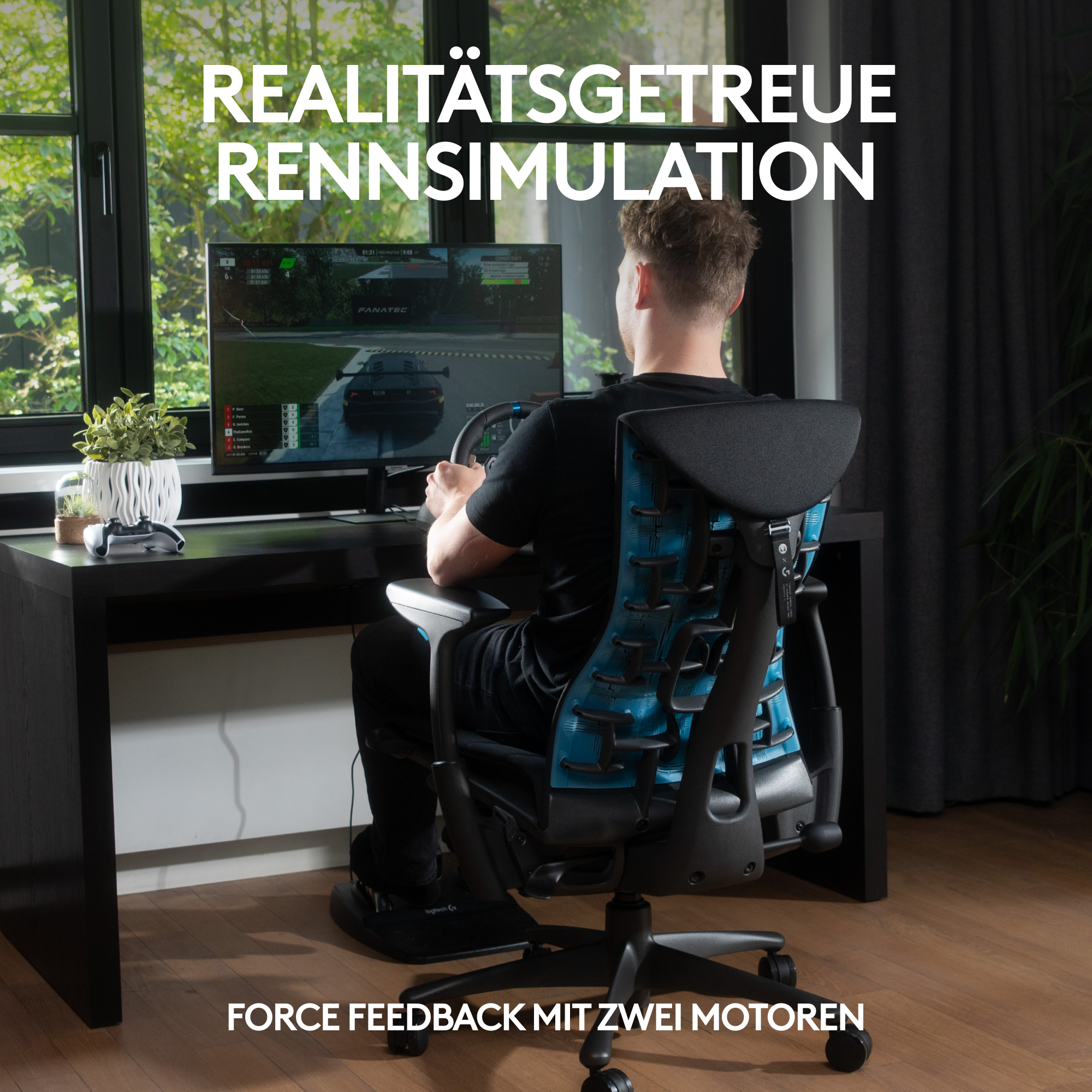 Mann sitzt in einem Rennstuhl und spielt ein Rennspiel auf einem großen Bildschirm. Die Worte REALISTISCHES RENNEN sind sichtbar.