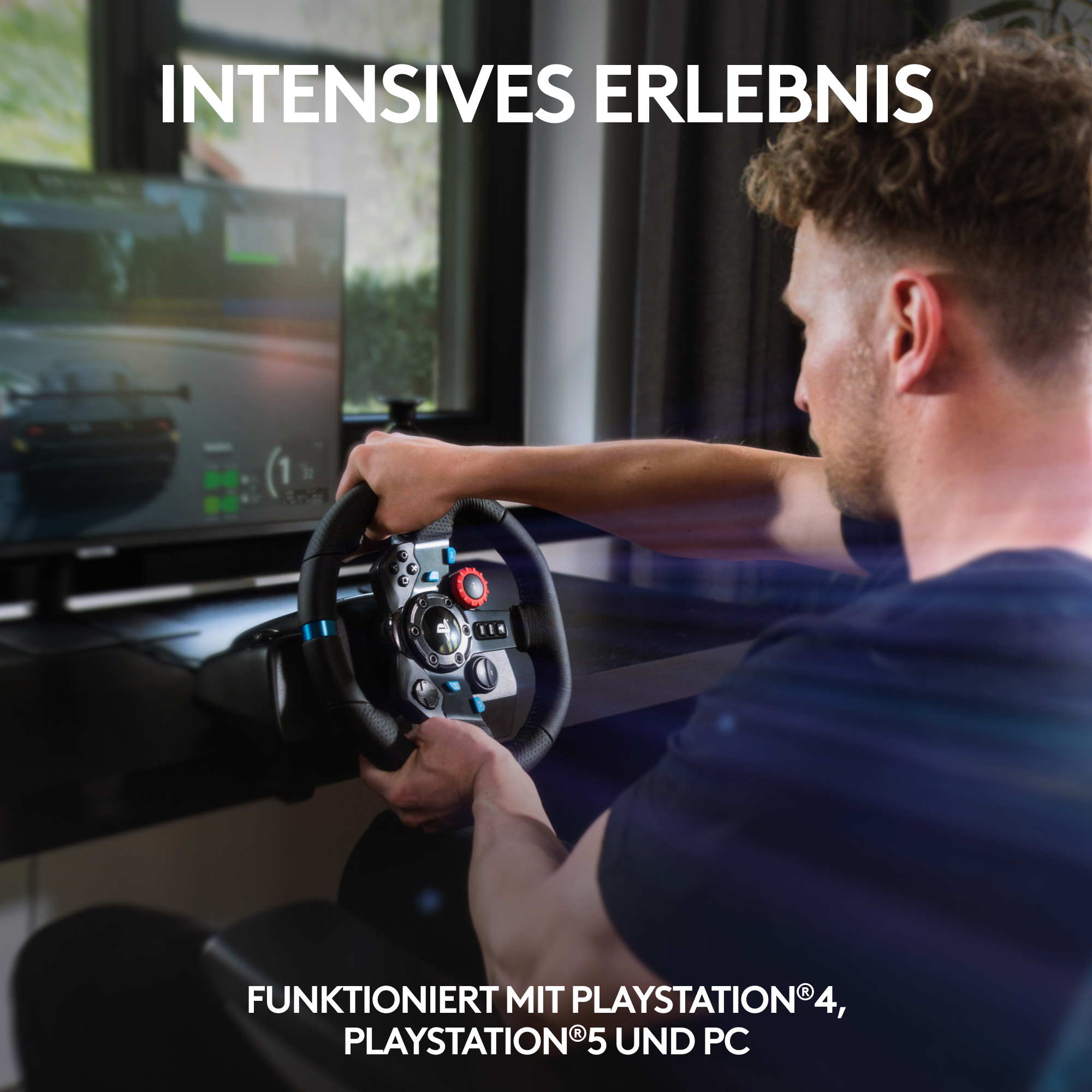 Ein Mann hält ein Rennlenkrad. Text: 'INTENSIVES ERLEBNIS' und 'FUNKTIONIERT MIT PLAYSTATION'.