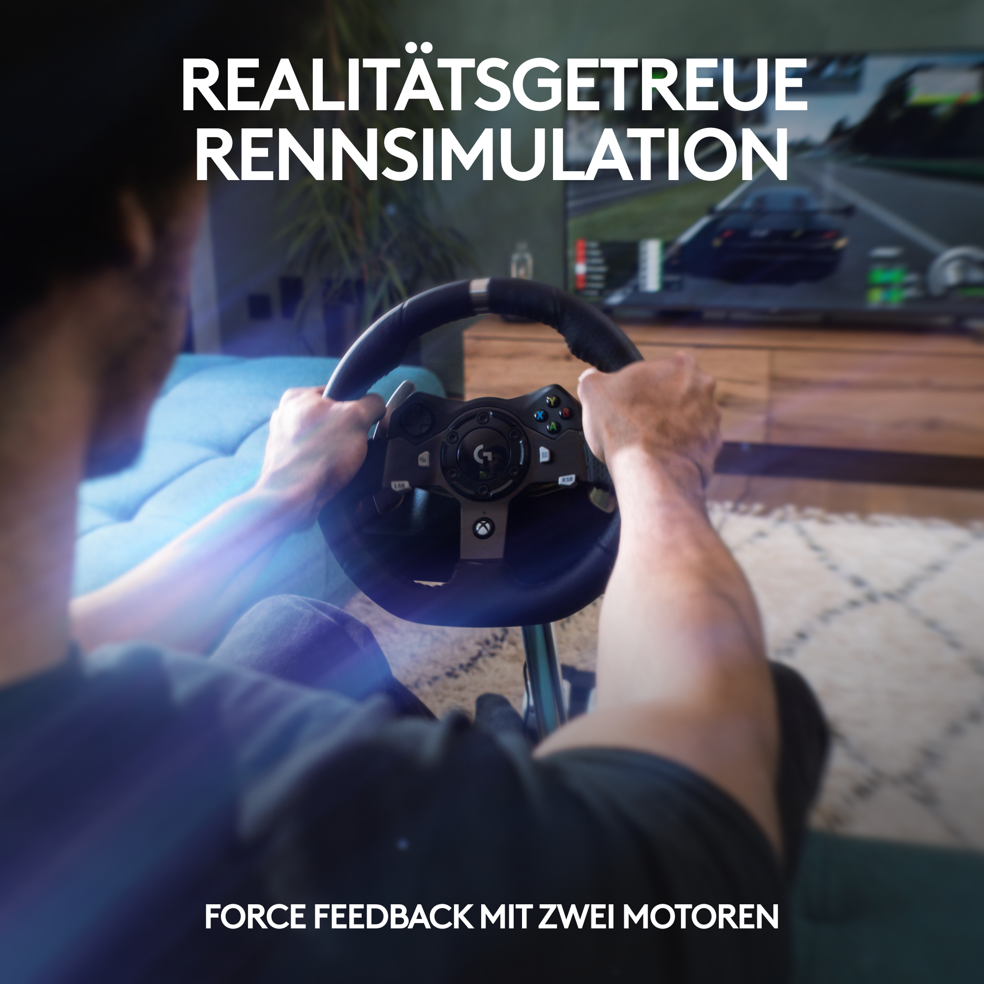 Person spielt Rennspiel mit Lenkrad, Nahaufnahme.