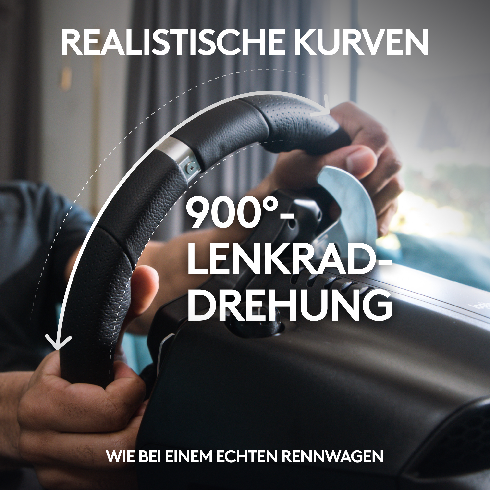 Hände halten ein Lenkrad. Das Rad zeigt eine 900-Grad-Drehung. Text ist vorhanden.