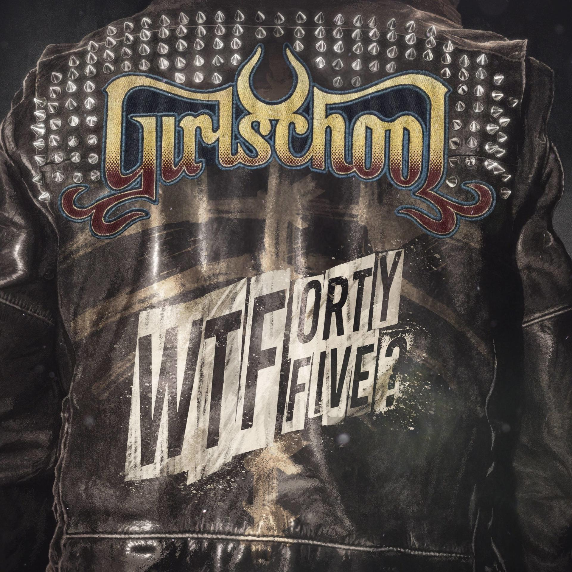Rückseite einer schwarzen Lederjacke mit den Worten "Girlschool" und "WTF FORTY FIVE?".