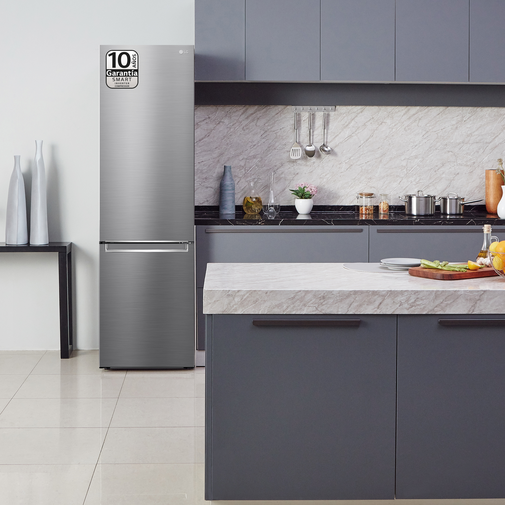 Un refrigerador LG de acero inoxidable en una cocina moderna con una etiqueta de garantía de 10 años.