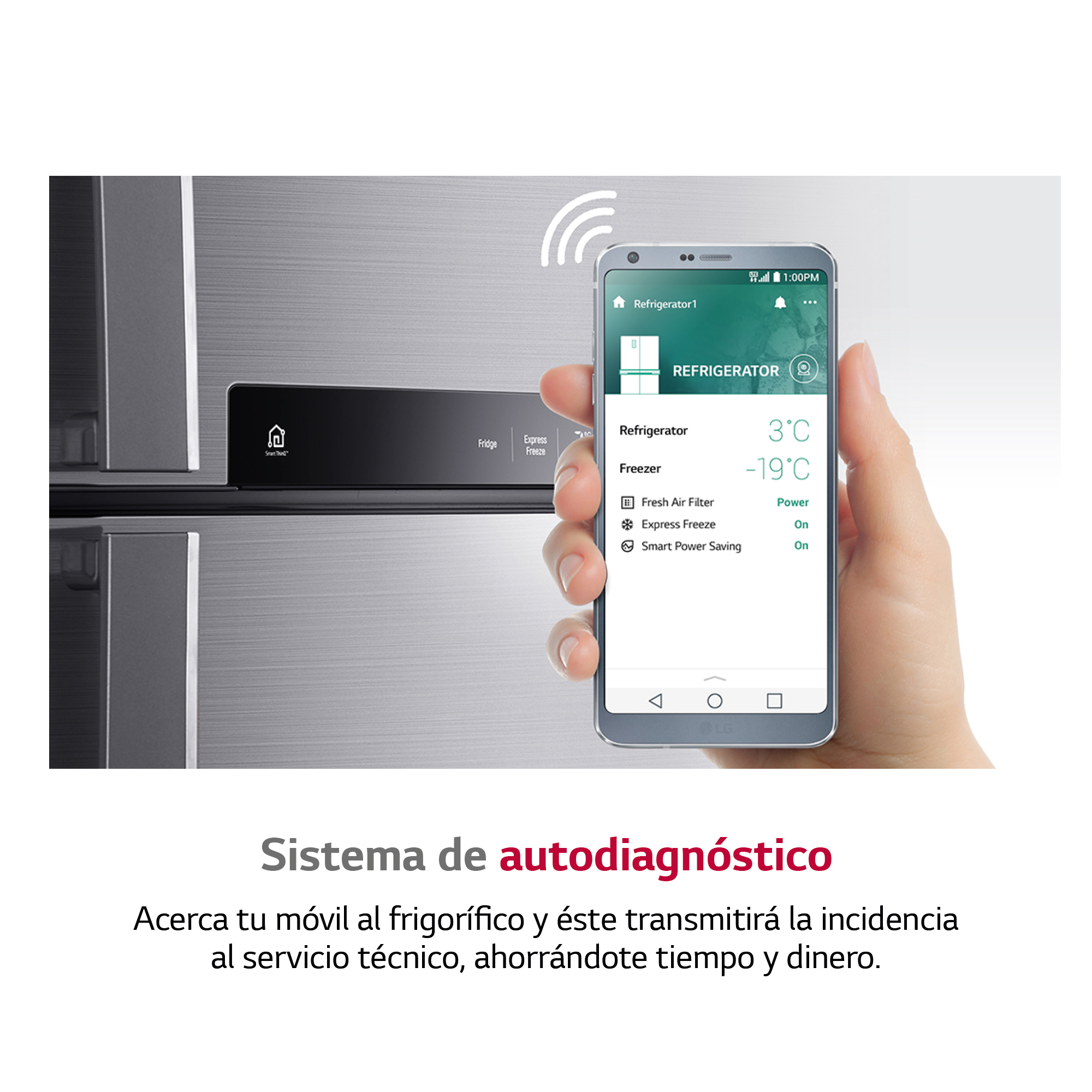 Una persona sosteniendo un teléfono cerca de un refrigerador, mostrando la información del refrigerador.