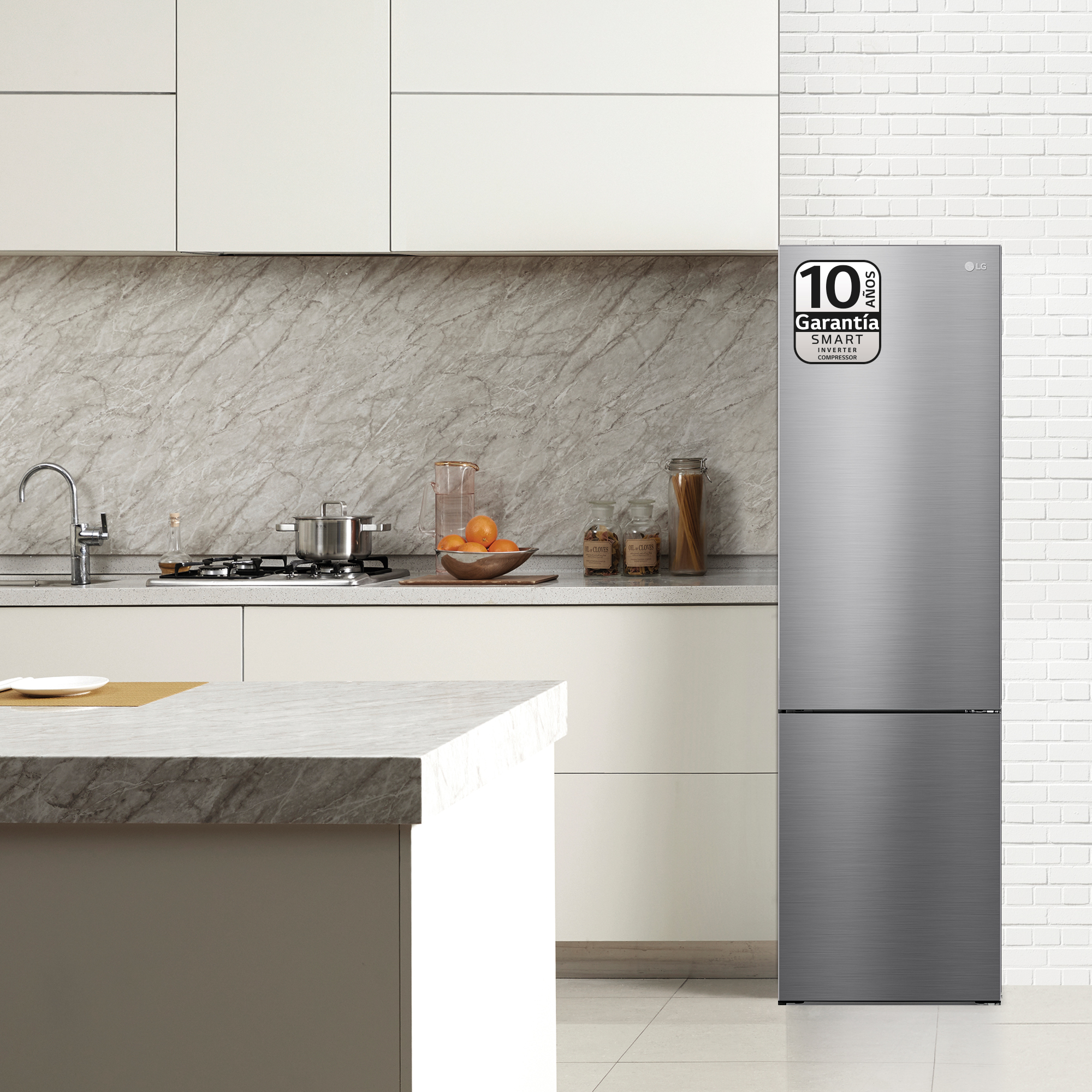 Refrigerador de acero inoxidable con etiqueta de garantía de 10 años. Cocina blanca y gris.