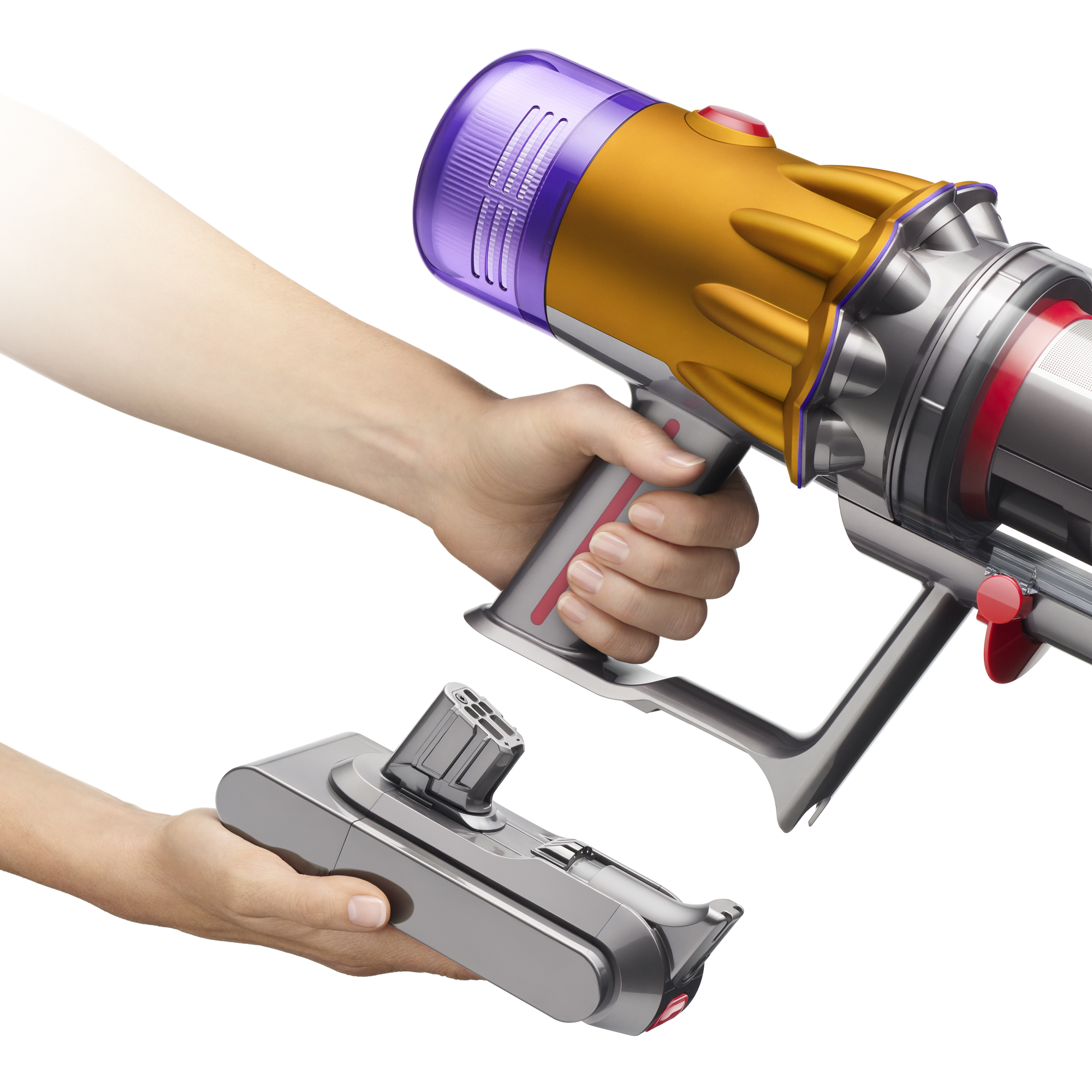 Hand hält Staubsaugeraufsatz, Dyson, vor weißem Hintergrund.