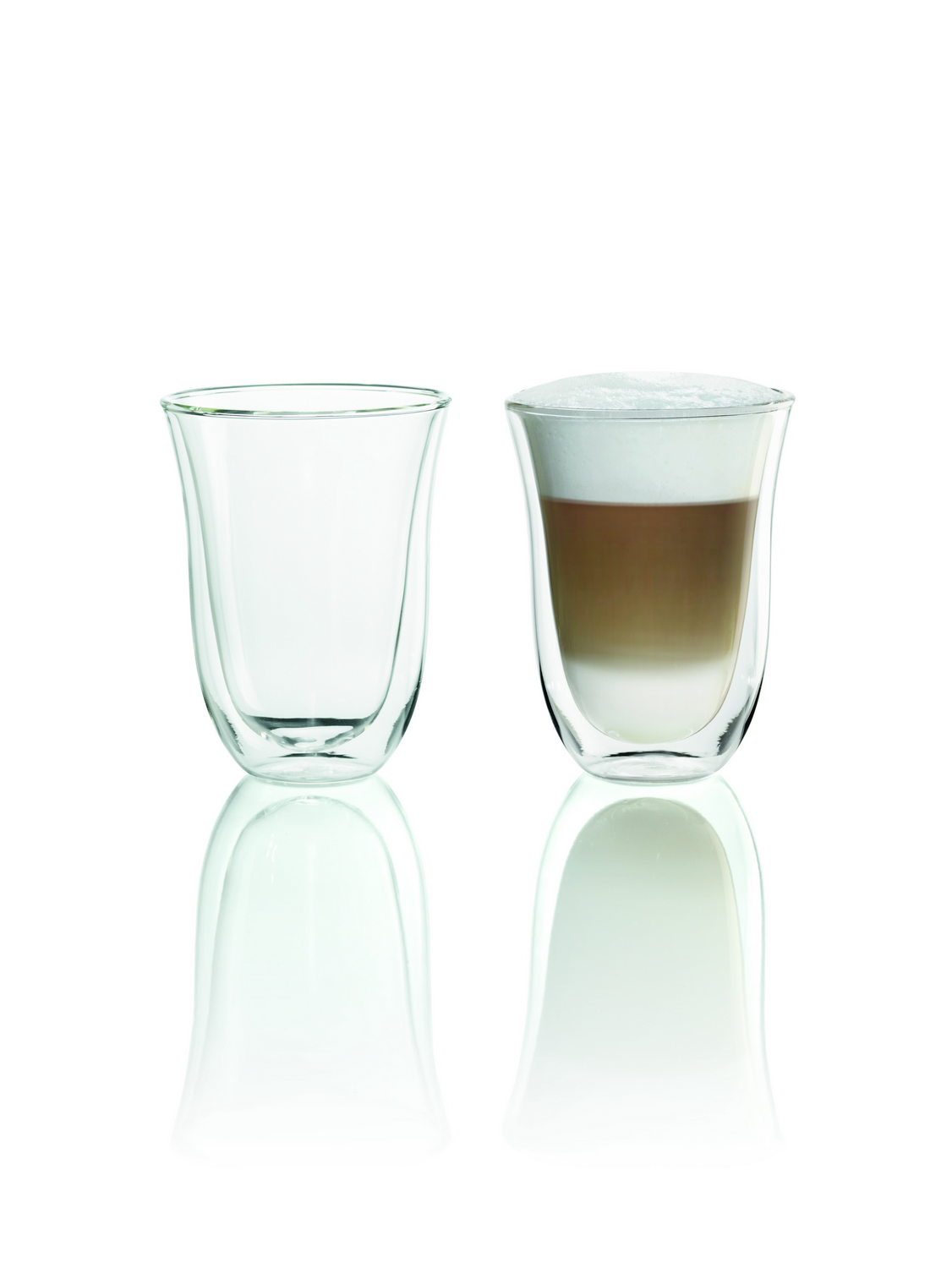 Dos vasos de vidrio transparente, uno vacío, uno con bebida de café.