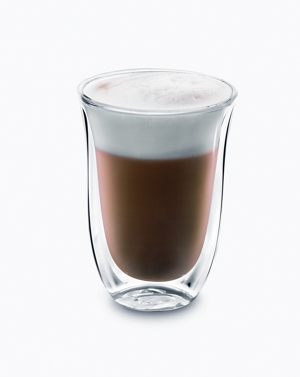 Un vaso con café y espuma sobre un fondo blanco.