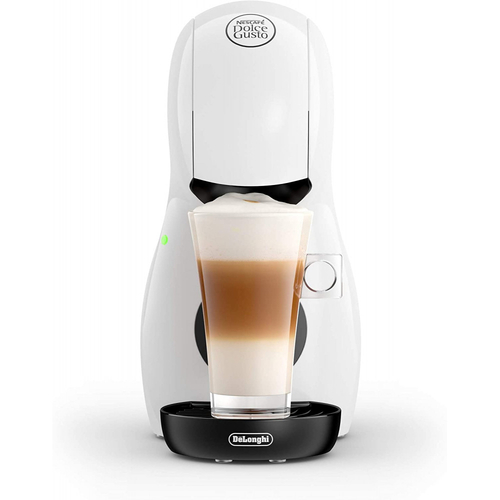 Cafetera Dolce Gusto blanca con un vaso transparente de café con leche con capas colocado en la bandeja.
