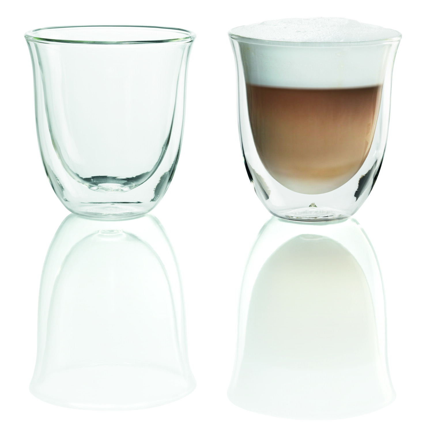 Dos vasos de vidrio, uno vacío y otro con una bebida en capas con espuma encima. Se ven reflejos.