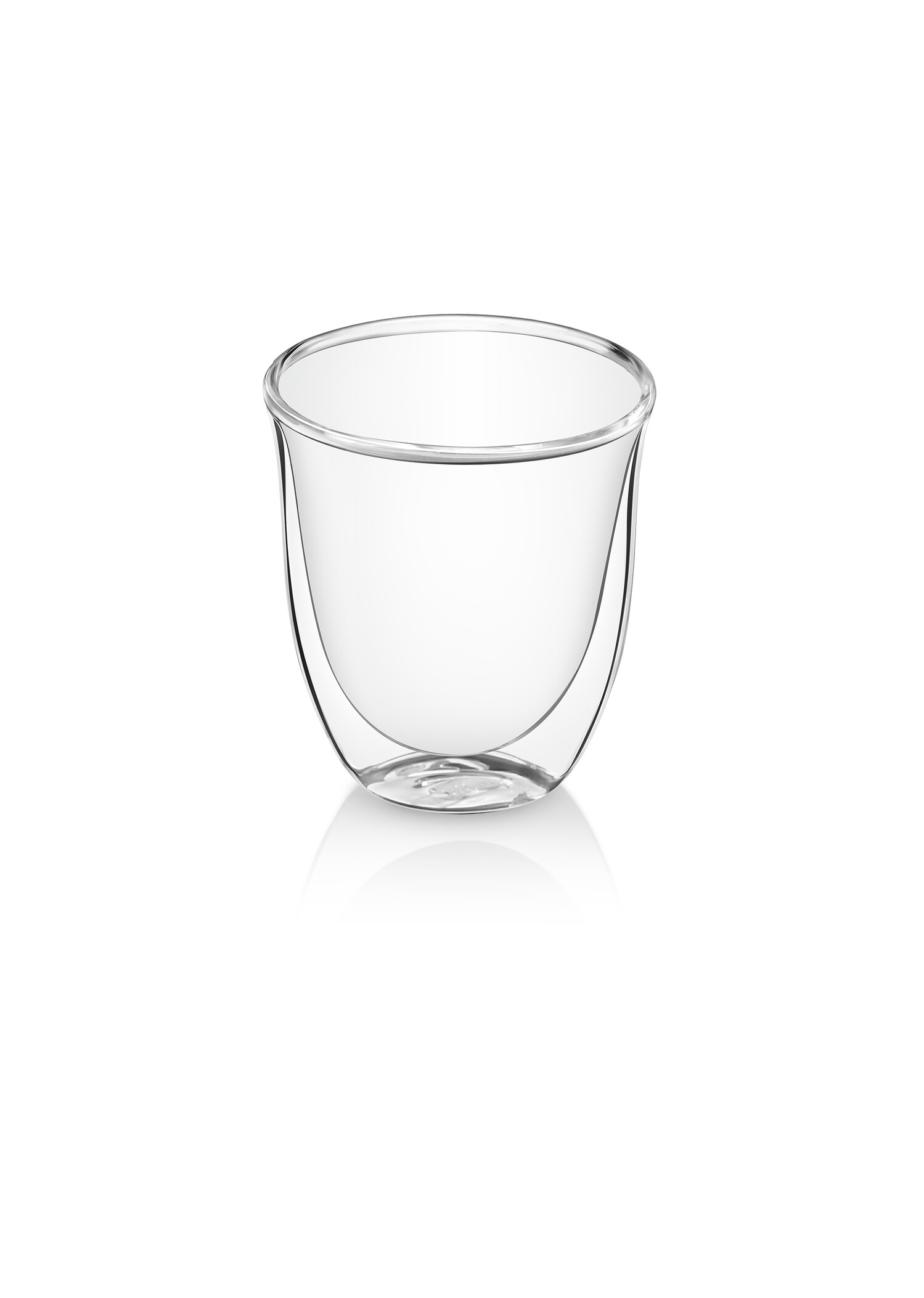 Vaso de vidrio transparente, vacío, sobre superficie reflectante.