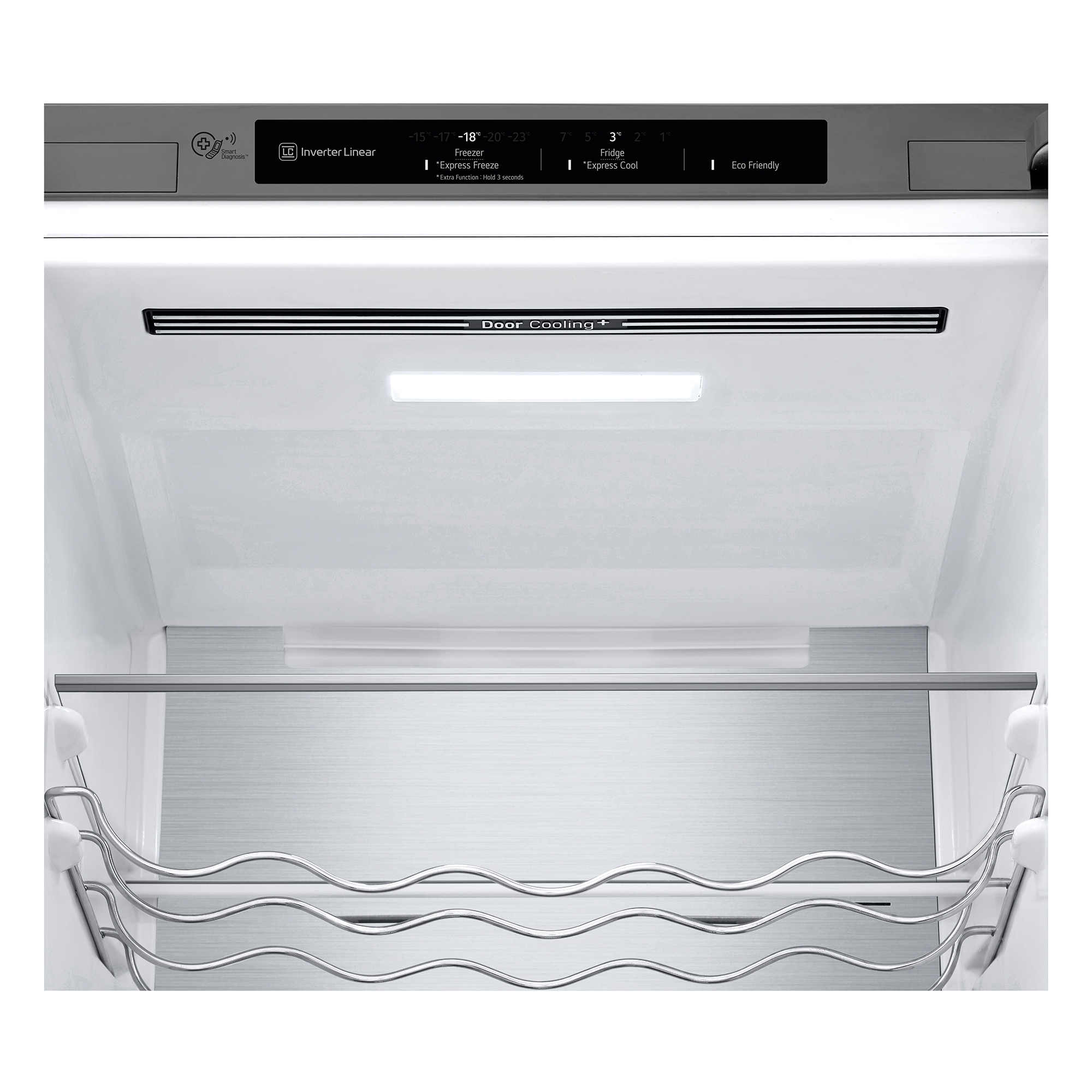 Primer plano del interior del refrigerador. Botellero, iluminación y estantes. Fondo blanco.