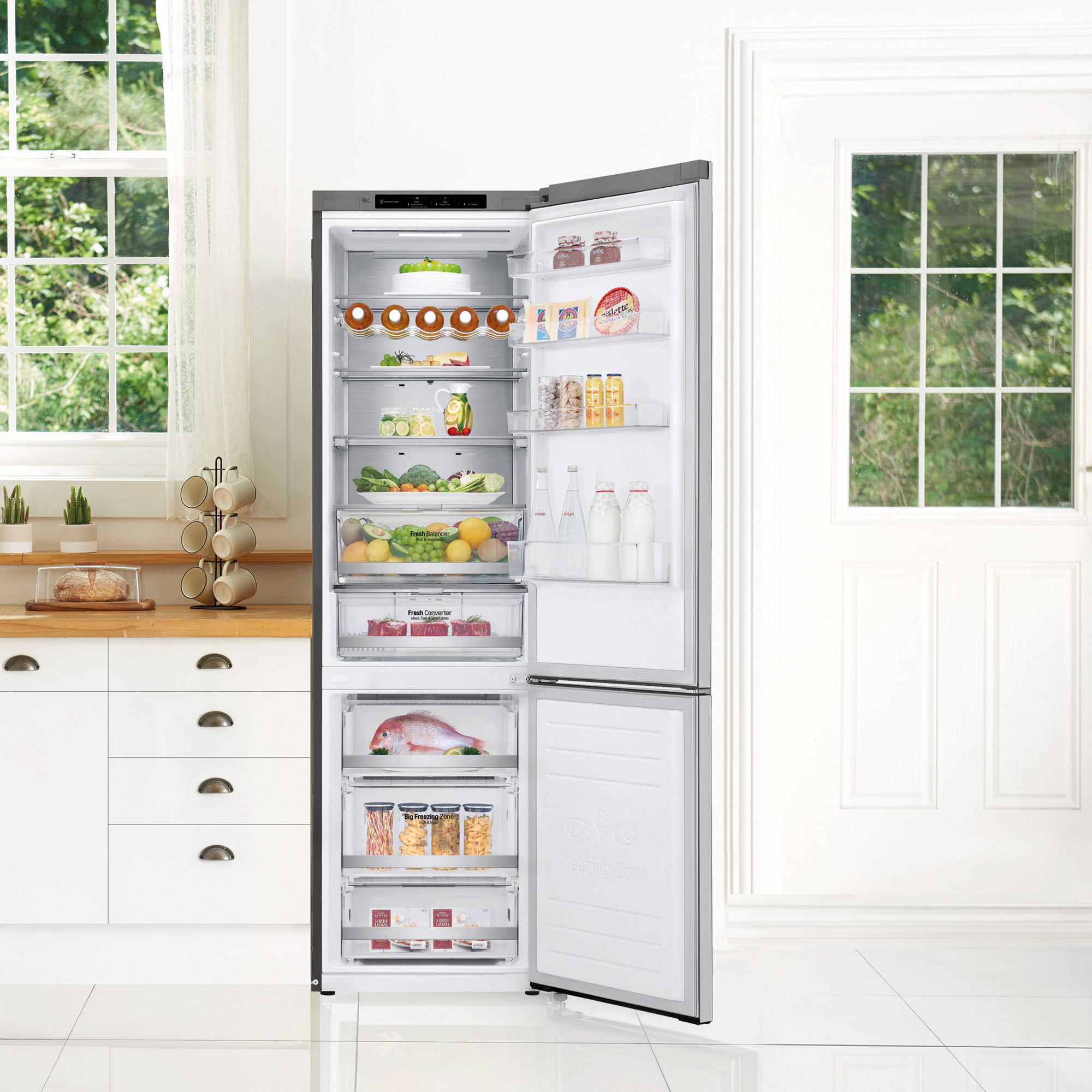 Refrigerador abierto, lleno de alimentos. Interior de cocina con ventana y puerta.