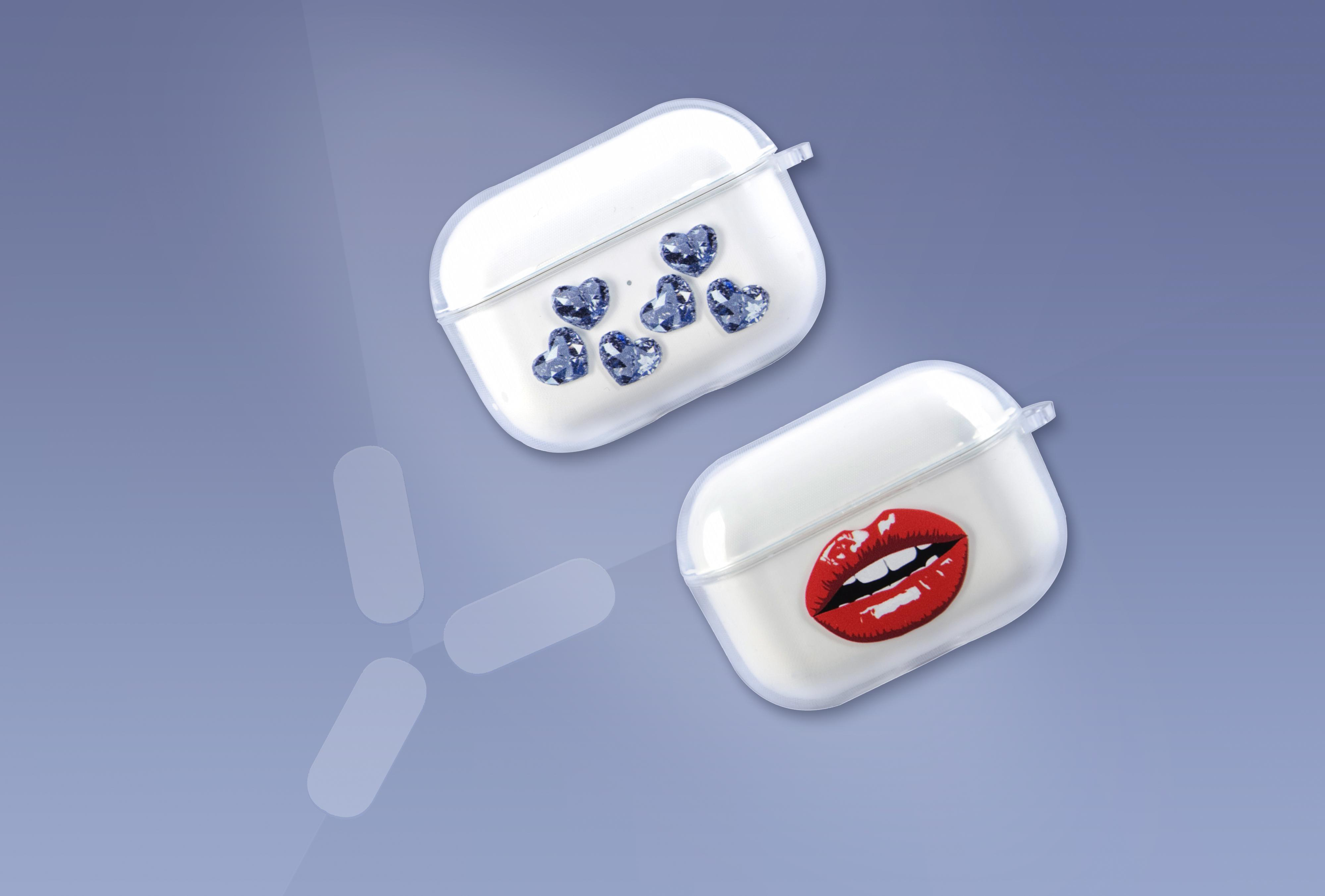 Zwei weiße AirPod-Hüllen. Eine mit blauen Herzen, die andere mit roten Lippen.
