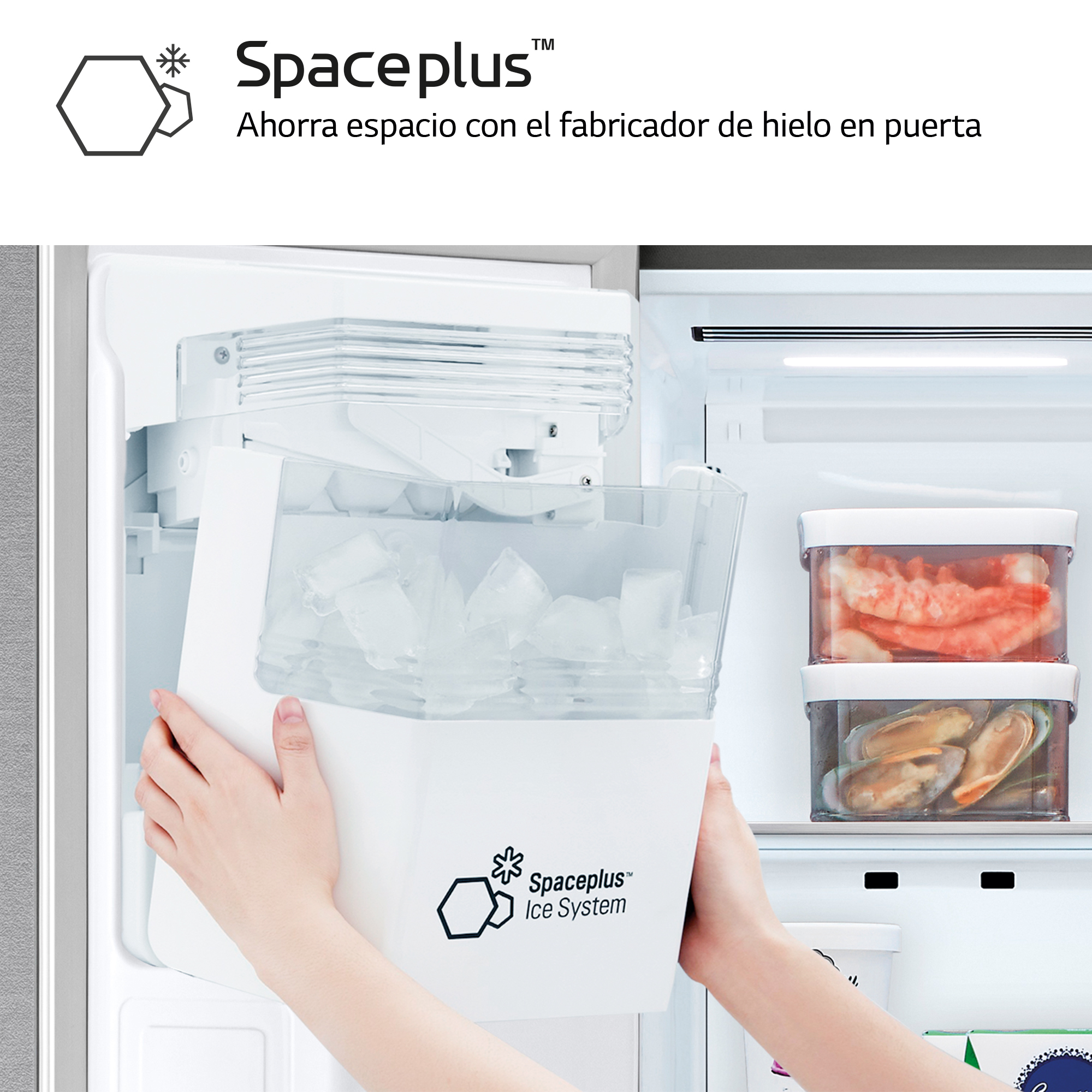 El interior de un refrigerador con máquina de hielo y recipientes de comida.
