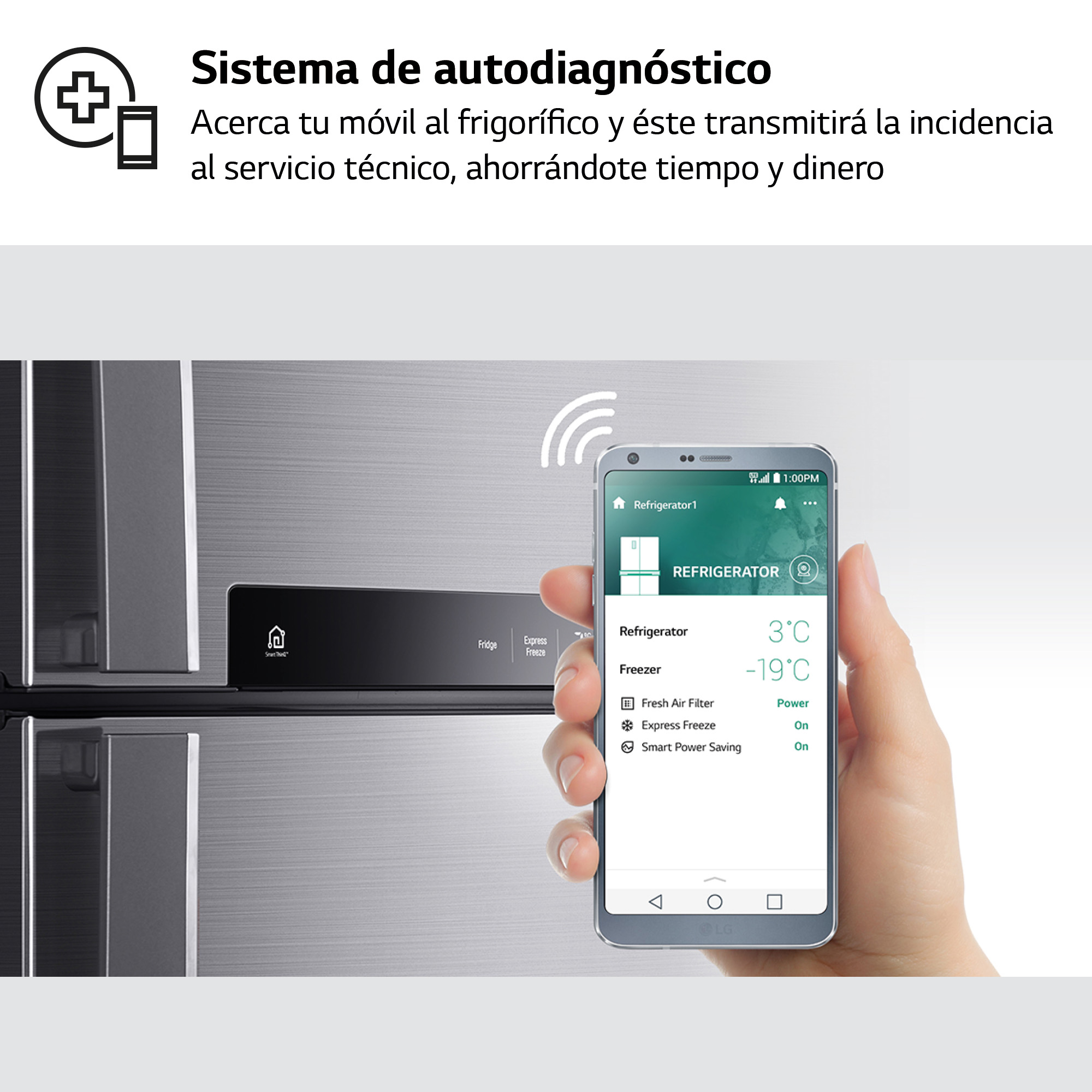 Un smartphone muestra información del refrigerador. Una mano sostiene el teléfono.