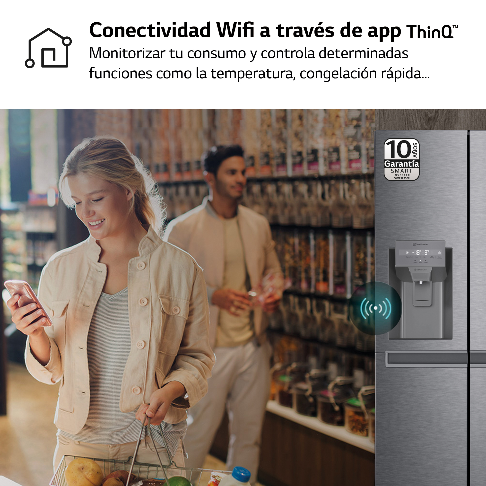 Mujer con teléfono cerca de nevera en tienda. Hombre detrás. Texto: Conectividad Wifi a través de app ThinQ.