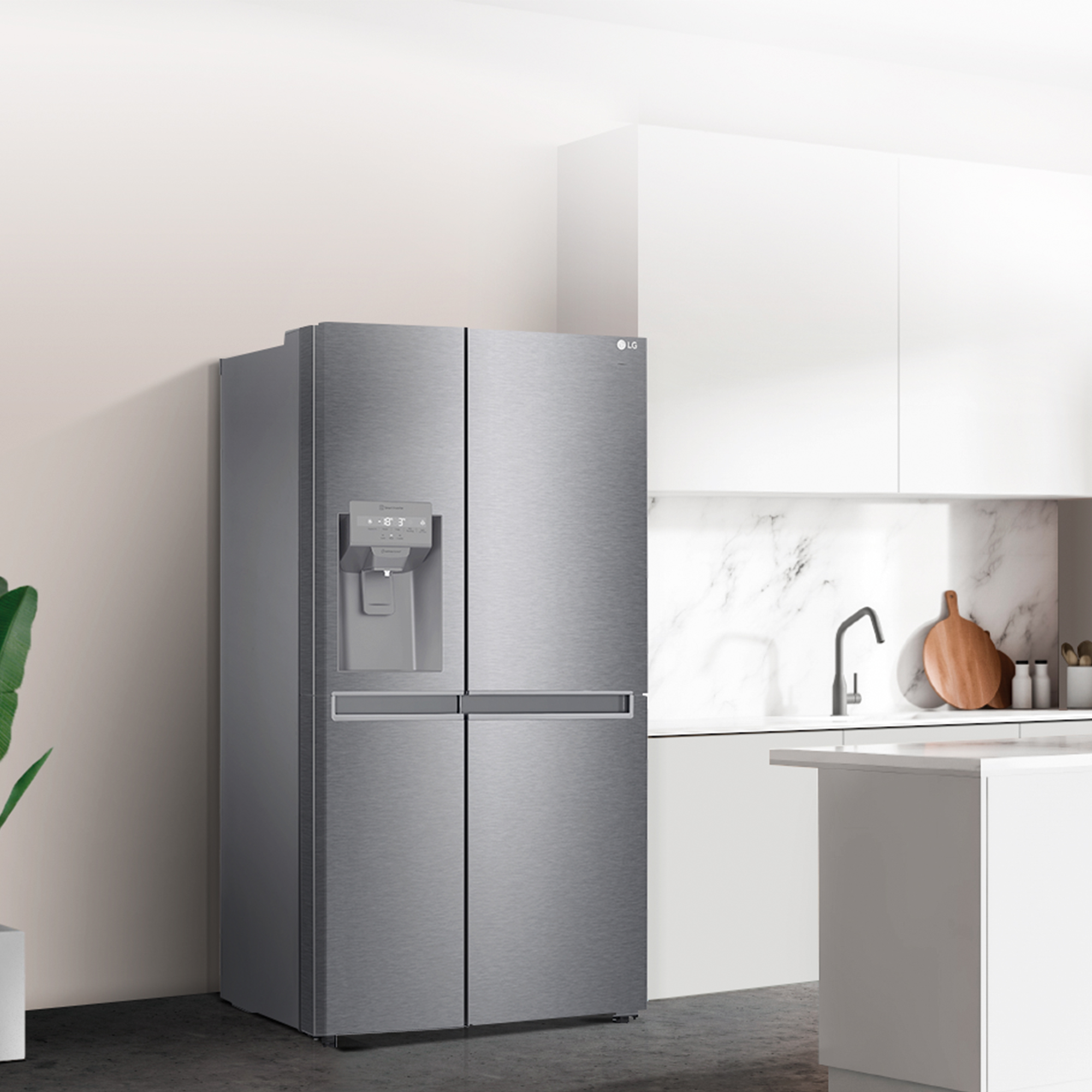 Refrigerador de acero inoxidable en una cocina. Gabinetes y encimera blancos al fondo.