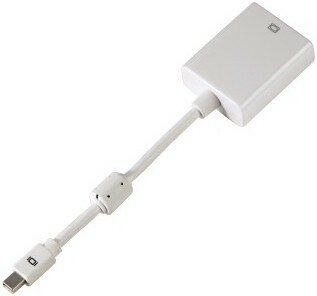 Biały adapter ze złączem USB-C i innym złączem, biały kabel.