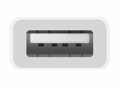 Białe złącze portu USB. Szara wewnętrzna część z czarnymi stykami.