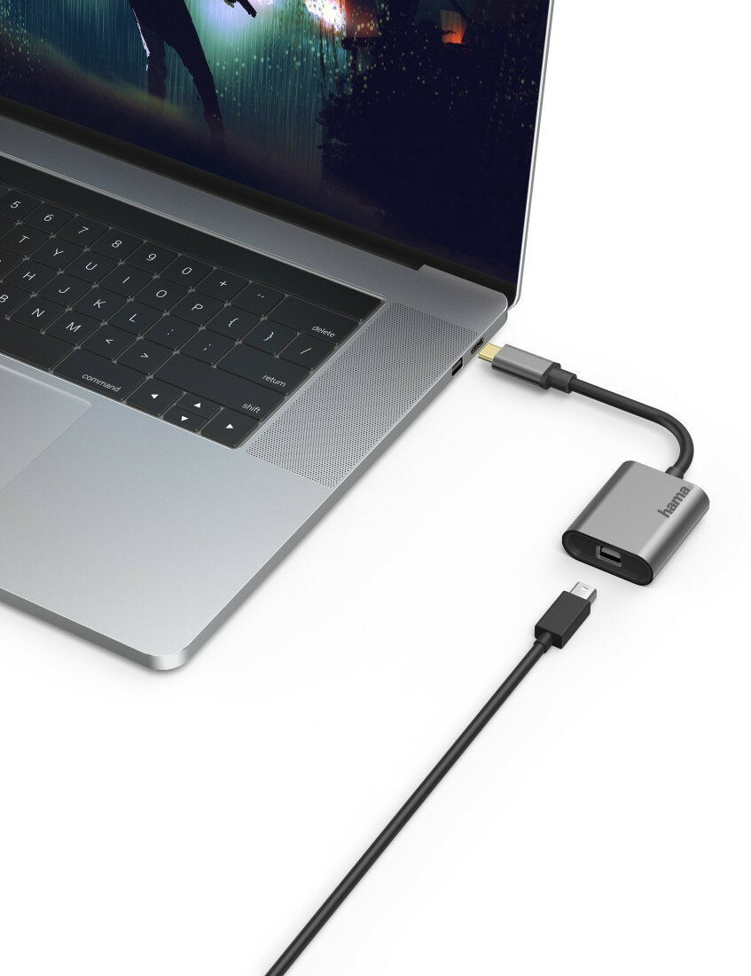 Laptop z podłączonym adapterem. Do adaptera podłączony jest czarny kabel.