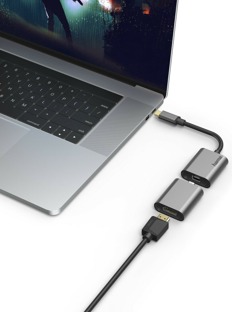 Laptop podłączony do adaptera USB-C, a następnie do adaptera USB i HDMI.
