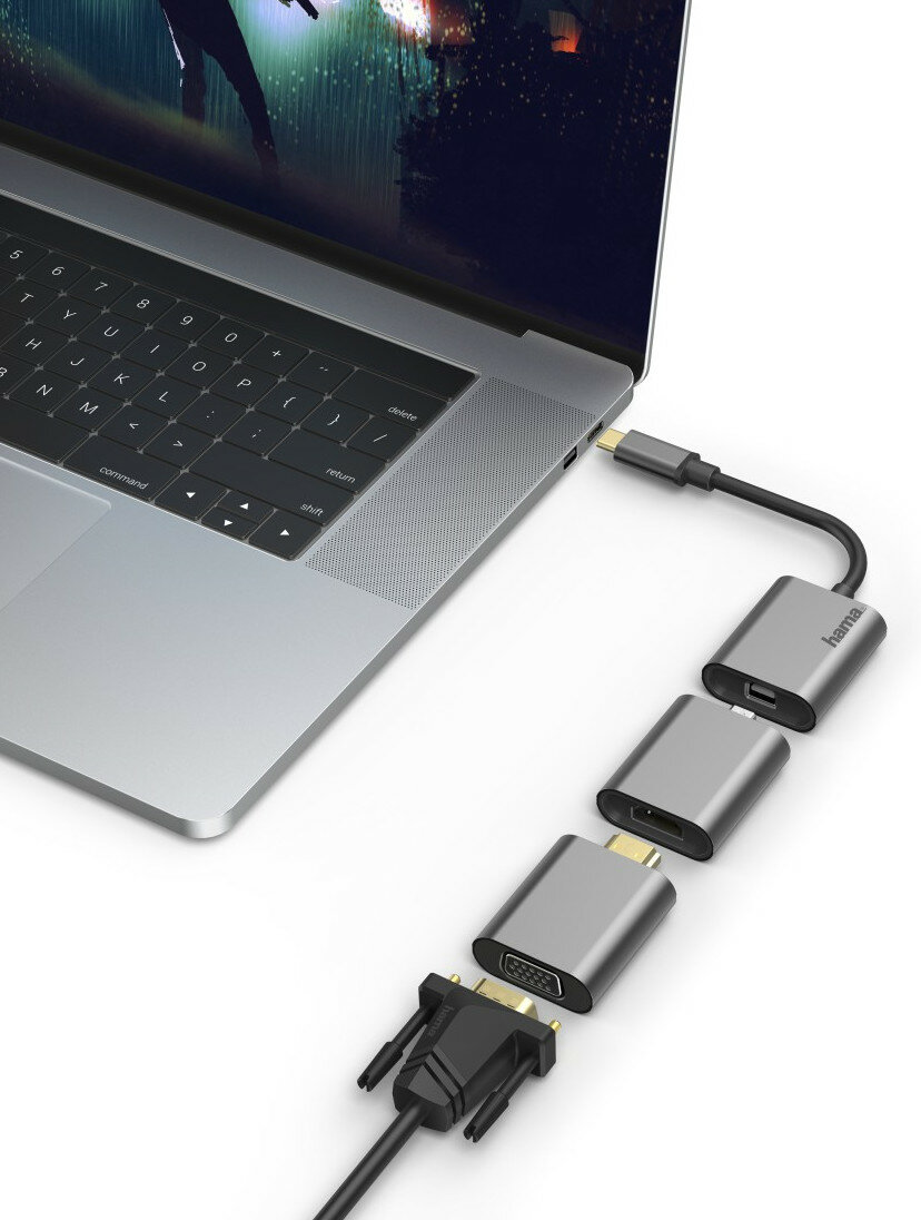 Laptop podłączony do adapterów USB, HDMI i VGA, białe tło.