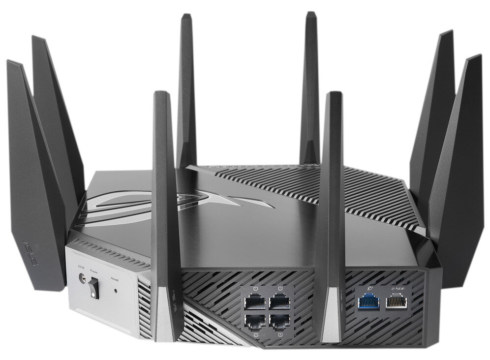Czarny router z antenami i wieloma portami na białym tle.