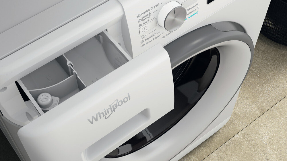 Zbliżenie białej szuflady na detergent pralki Whirlpool, częściowo otwarte.