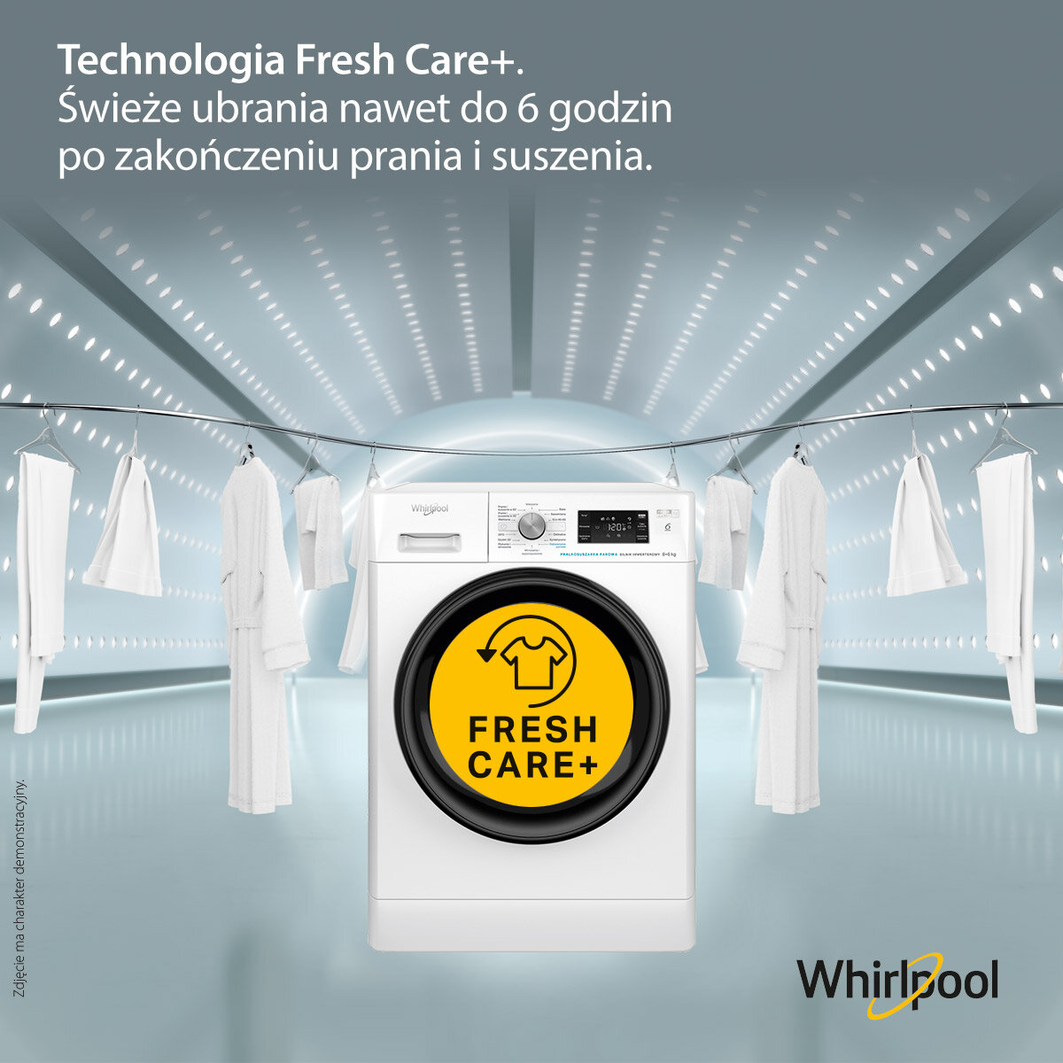 Pralka z napisem 'Fresh Care+'. Wiszą białe ubrania.