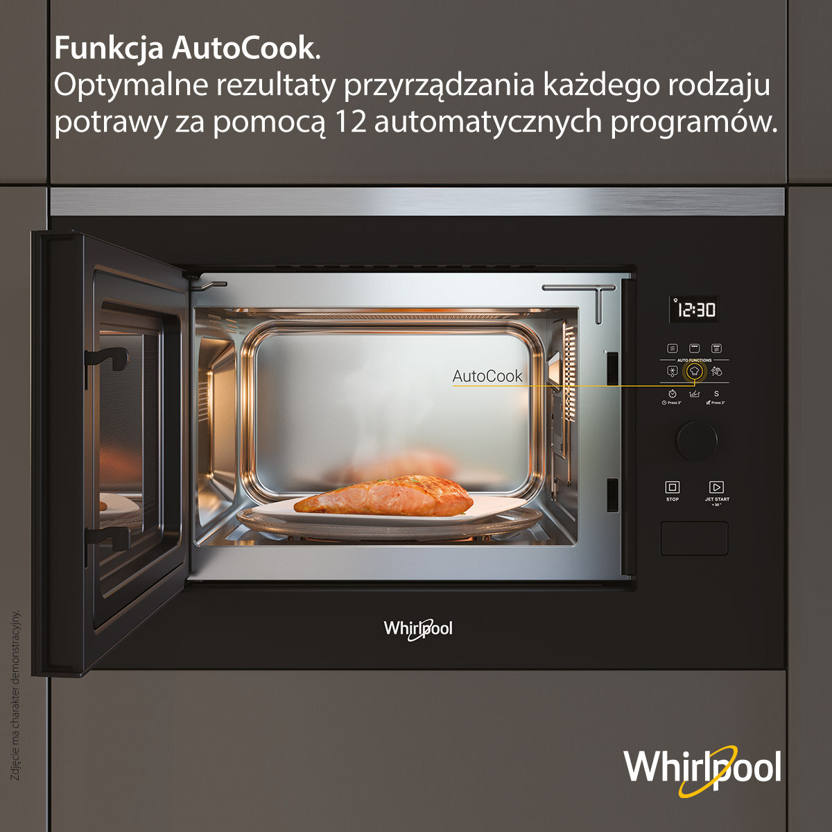 Kuchenka mikrofalowa z otwartymi drzwiami, pokazująca jedzenie na białym talerzu. Czarne wnętrze.