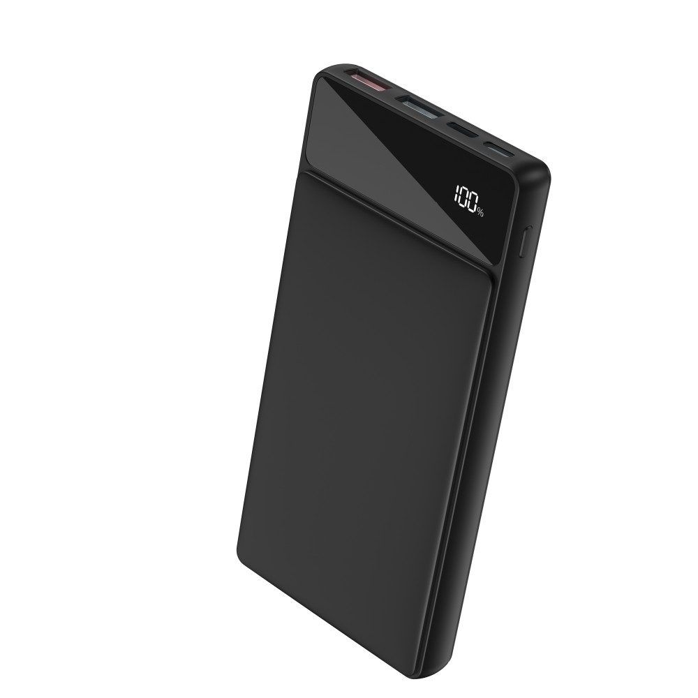 Egy fekete power bank, amely 100%-os töltöttséget mutat digitális kijelzőn. A készülék fehér felületen van.