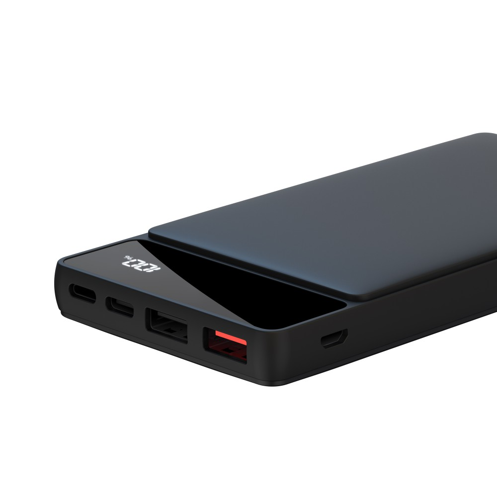 Fekete power bank kijelzővel, amely a töltést mutatja, és több töltőporttal.