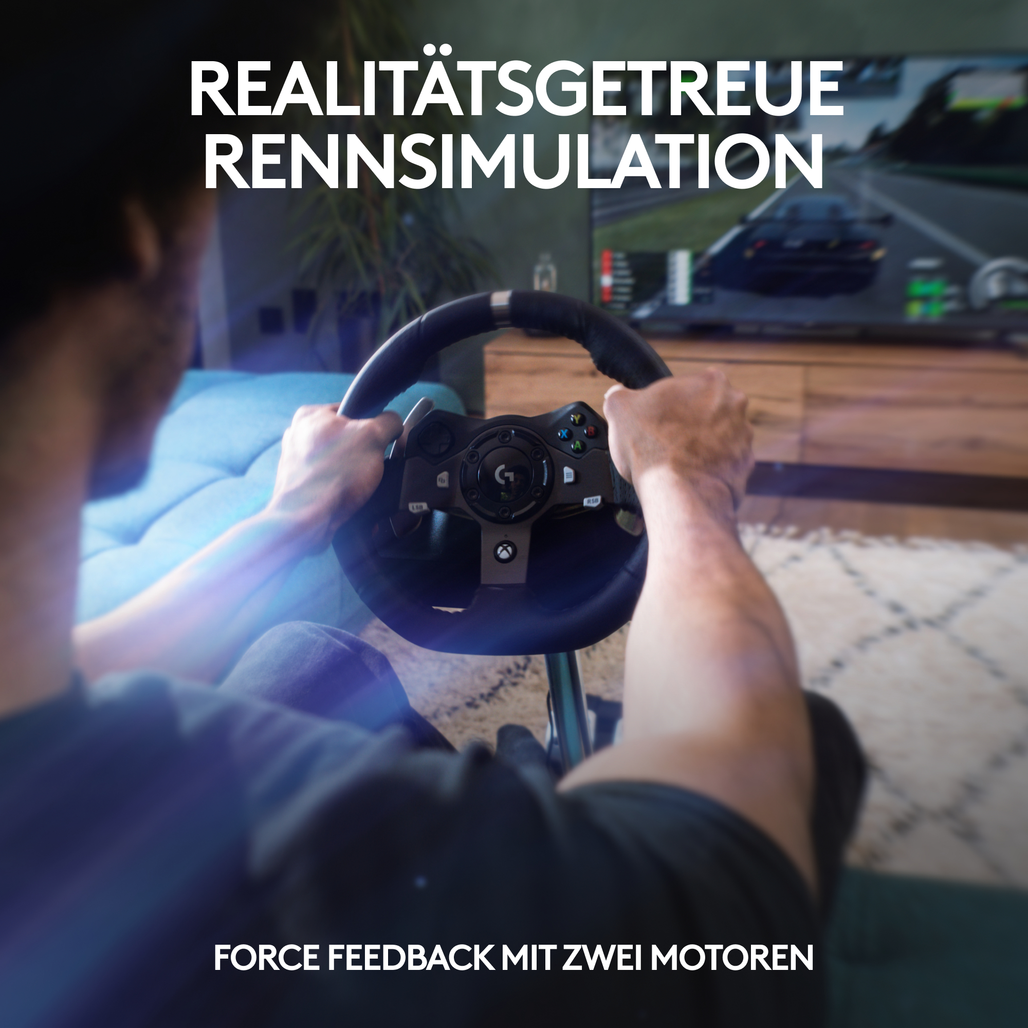 Eine Person spielt ein Rennspiel mit einem Lenkrad und schaut auf einen Bildschirm.