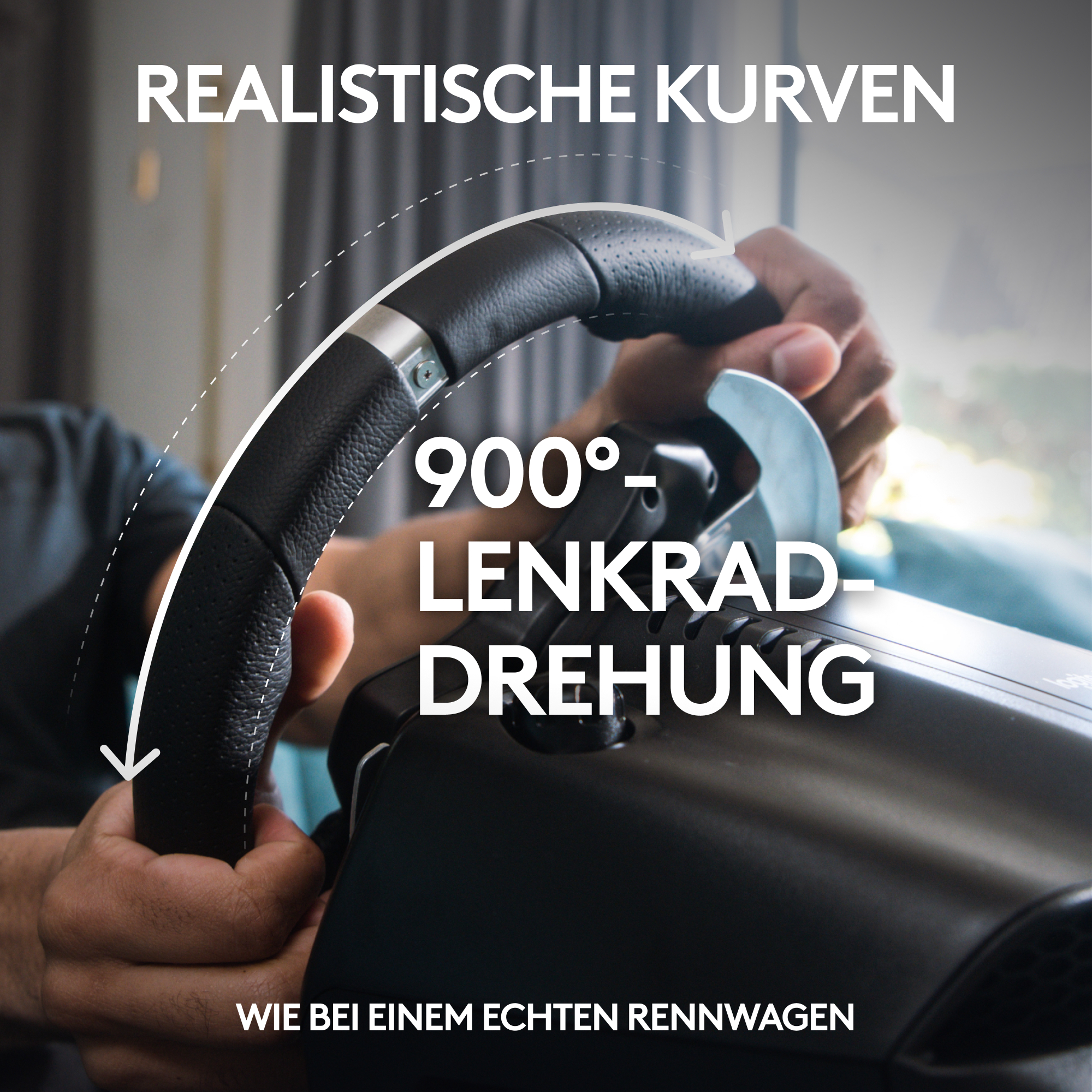 Ein Mensch dreht ein schwarzes Rennlenkrad mit 900-Grad-Rotation in einem Innenraum.
