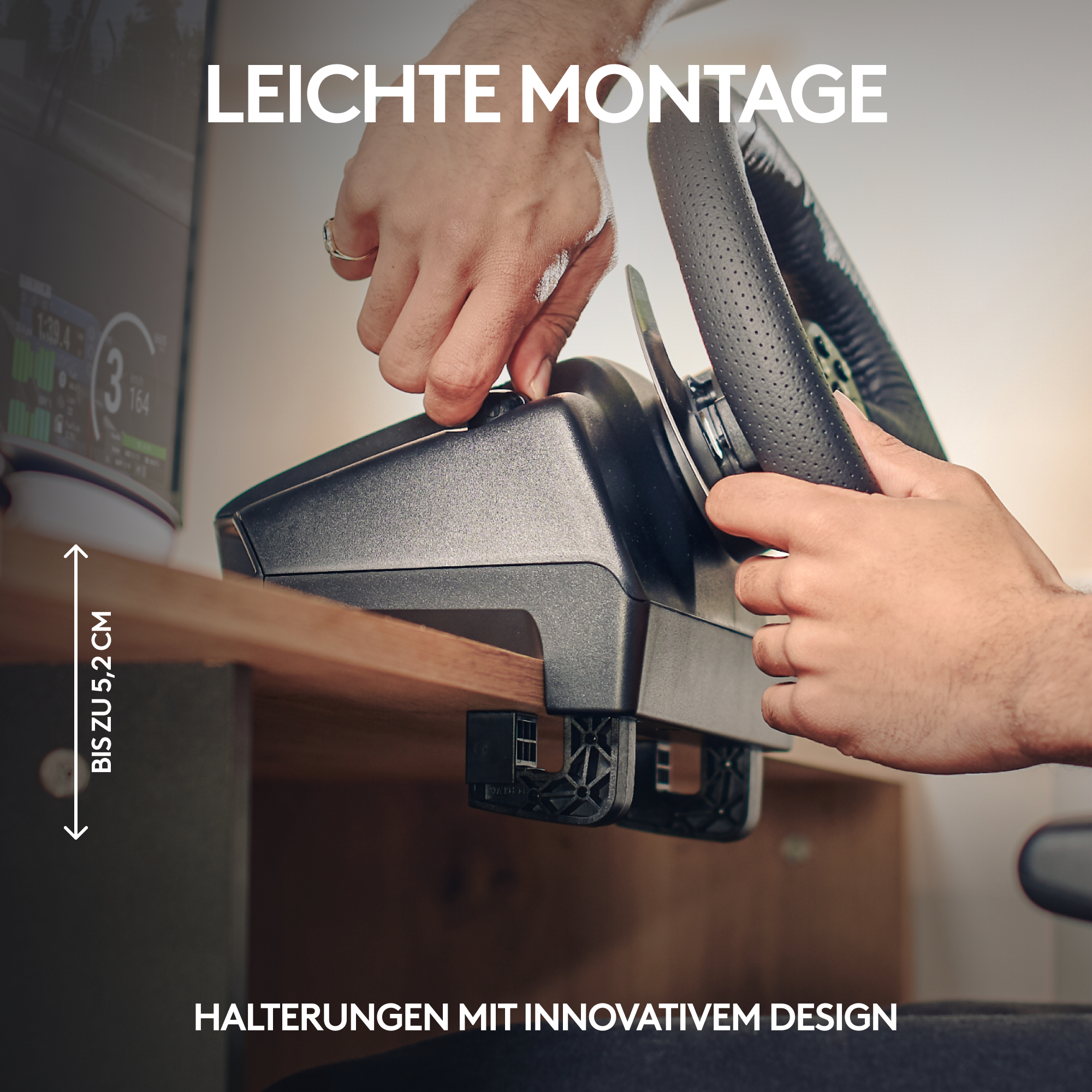 Ein Hände montiert ein Rennlenkrad mit Klemme auf einem Holztisch, darüber der Text LEICHTE MONTAGE.