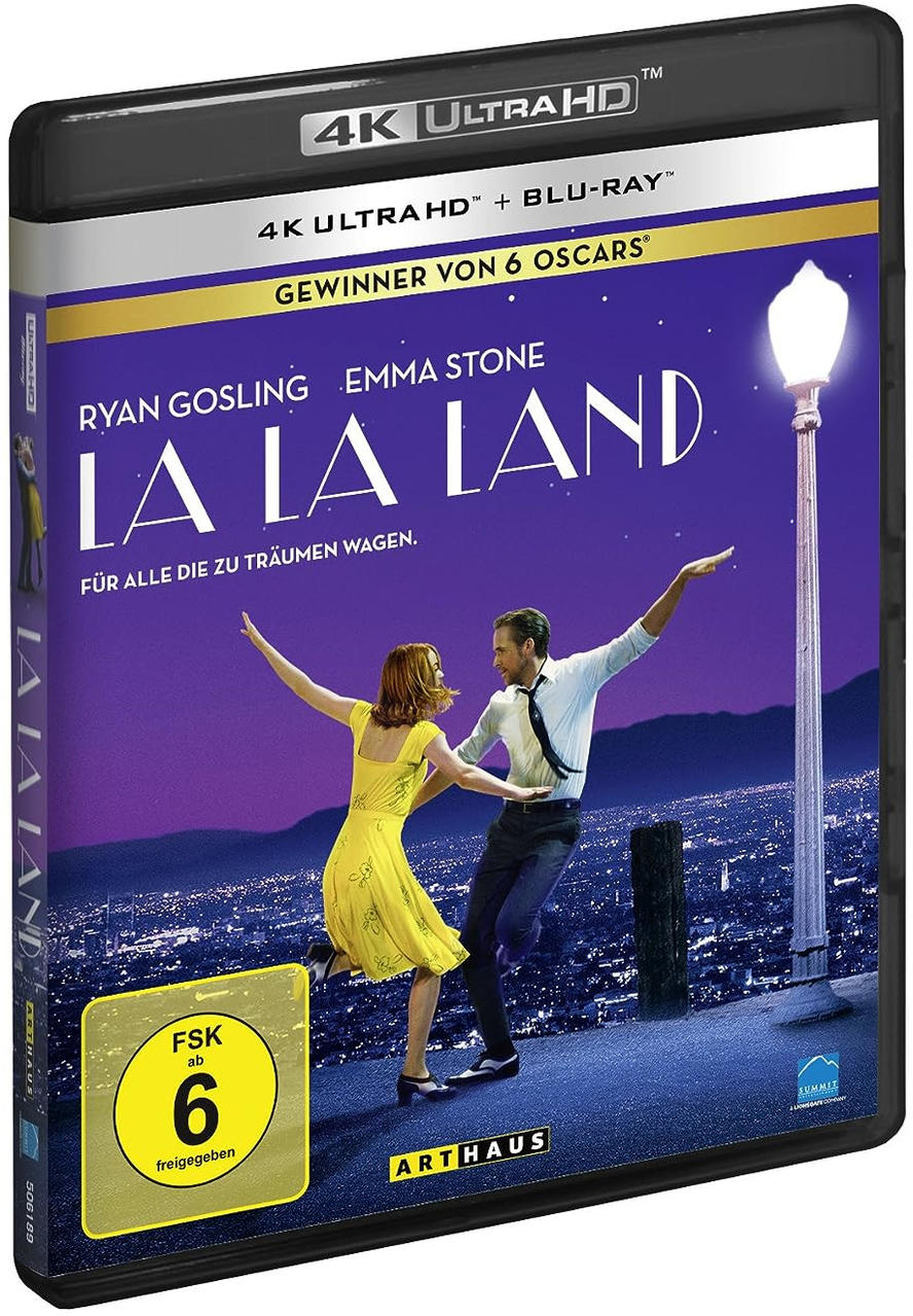 La La Land Filmcover. Ein Paar tanzt unter einer Straßenlaterne, Nachthimmel. Der Einband hat Text.
