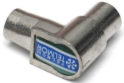 Kątowe metalowe złącze z logo Telmor na kwadratowej powierzchni.