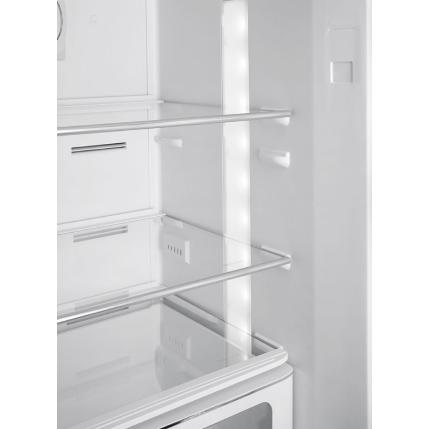 Binnenaanzicht van een witte koelkast met glazen planken en LED-verlichting.