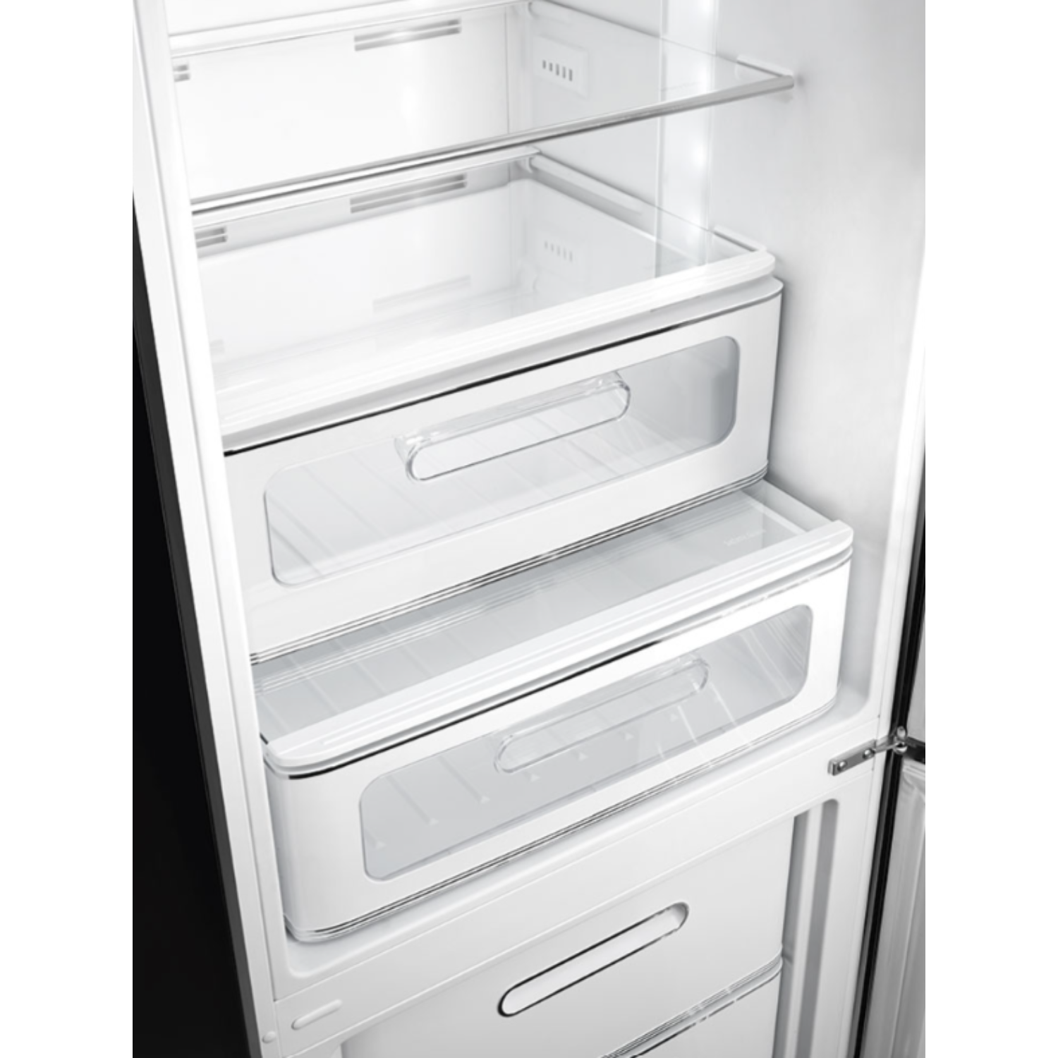 Binnenkant van de koelkast met doorzichtige planken, lades en een zwart interieur.
