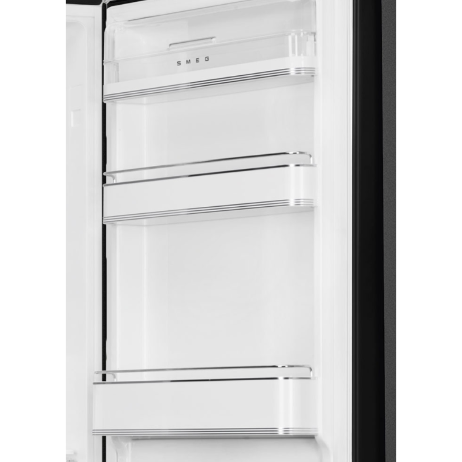 Binnenkant van een Smeg koelkast, lege planken, wit interieur.