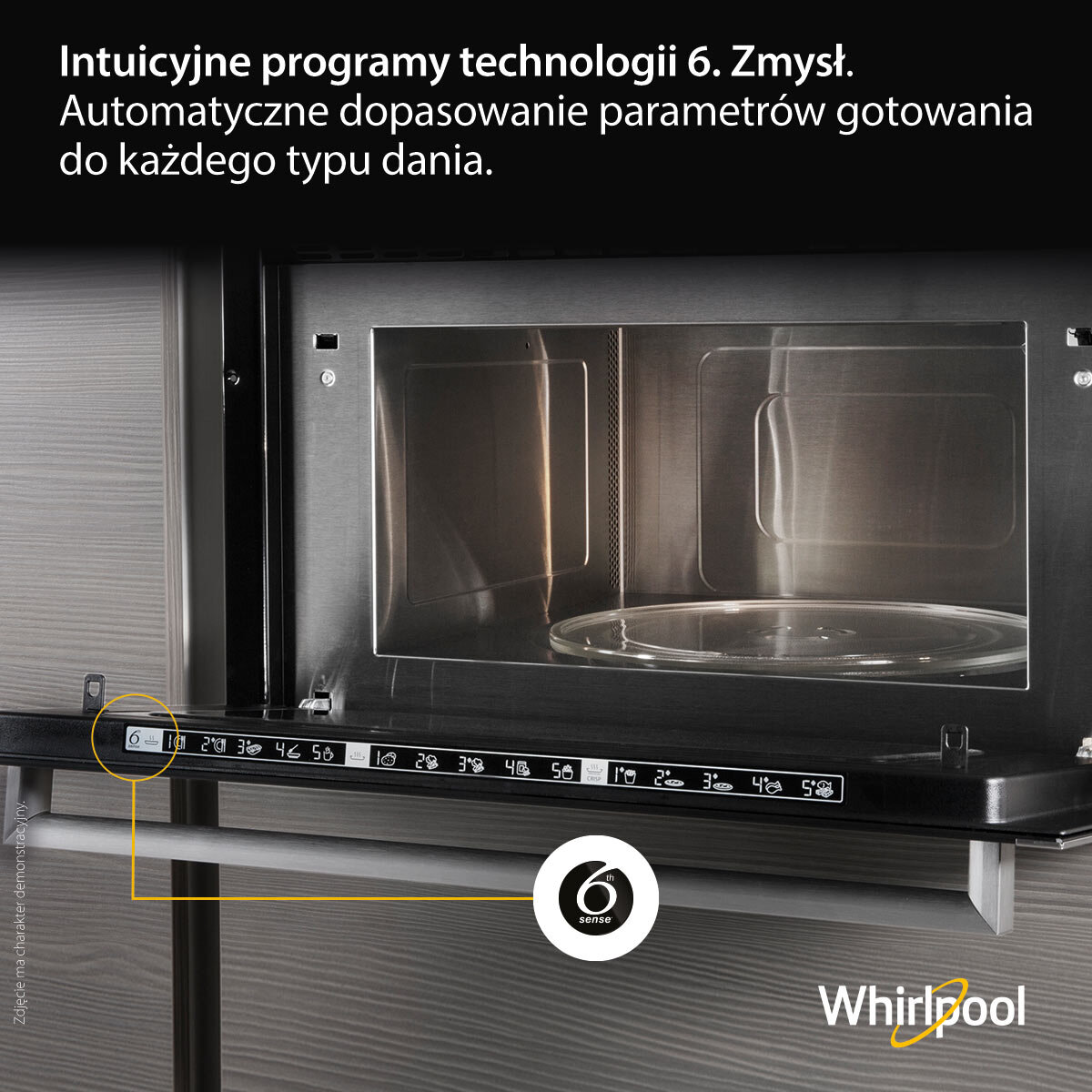 Wnętrze kuchenki mikrofalowej ze szklaną płytą i wyświetlaczem cyfrowym.