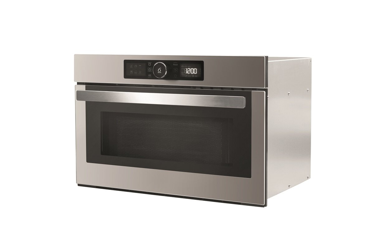 Kuchenka mikrofalowa ze stali nierdzewnej, zamknięte drzwi, wyświetlacz cyfrowy u góry.