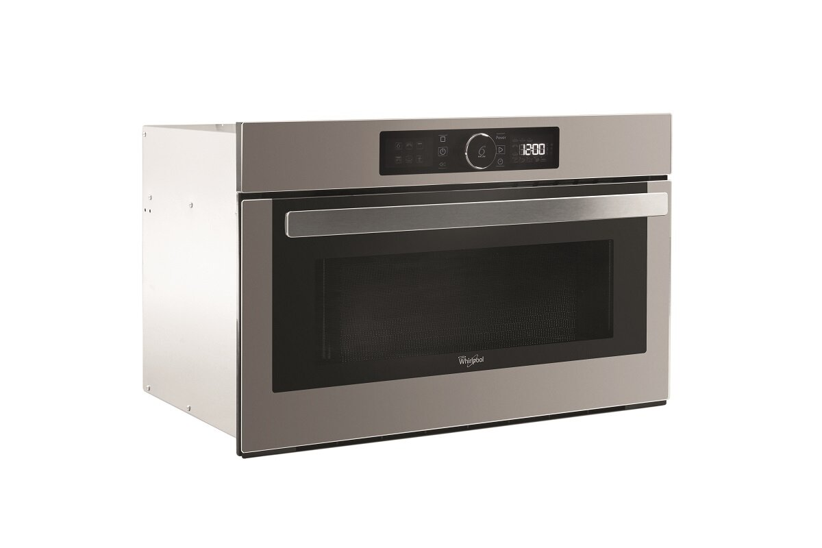 Kuchenka mikrofalowa ze stali nierdzewnej z wyświetlaczem cyfrowym, białe tło.