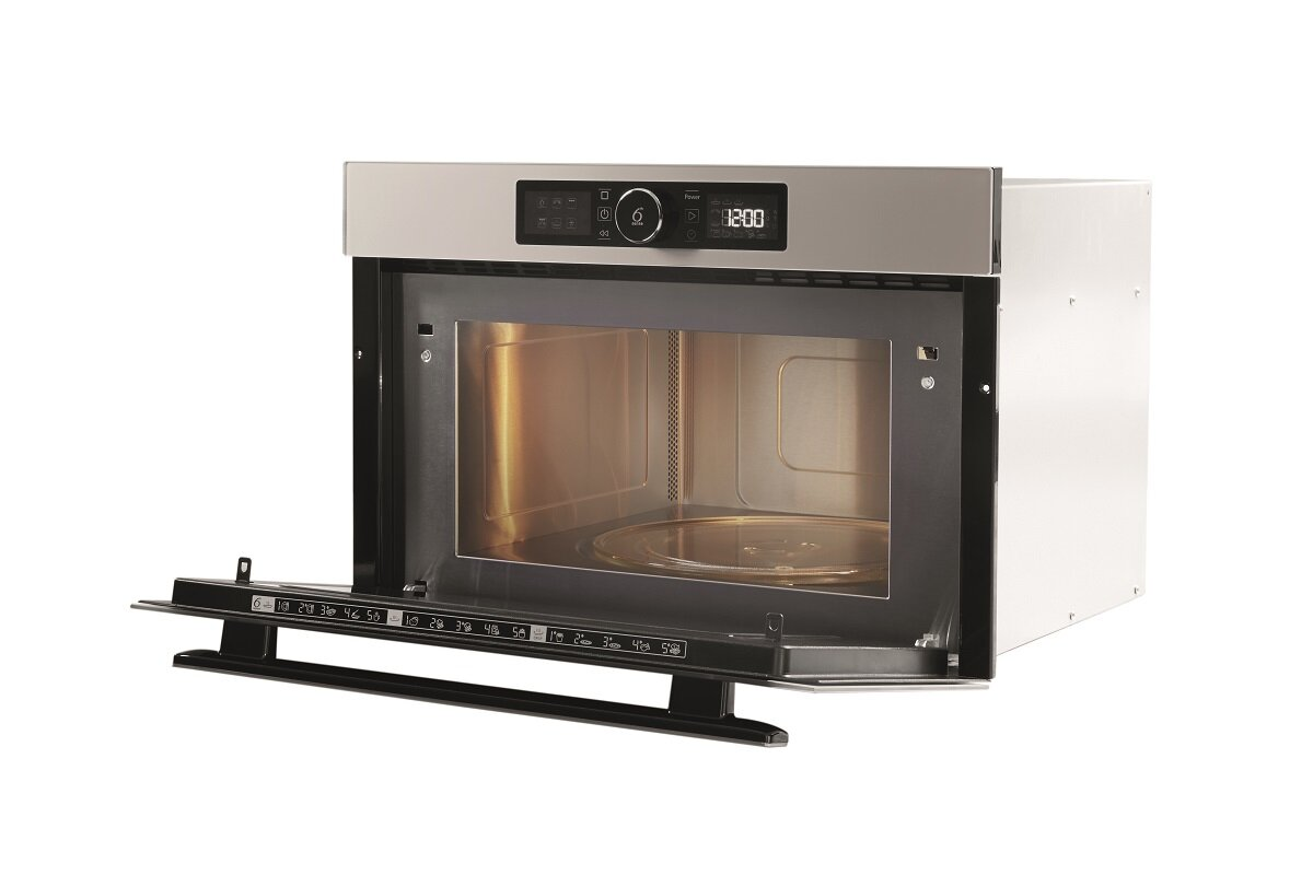 Kuchenka mikrofalowa z otwartymi drzwiami, pokazująca wnętrze. Widoczne są elementy sterujące.