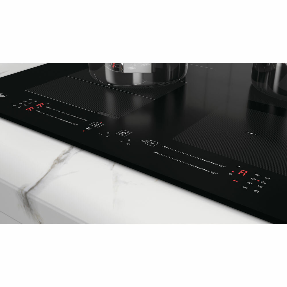 Czarna płyta indukcyjna z czerwonym wyświetlaczem. Widoczne pokrętła i przyciski.