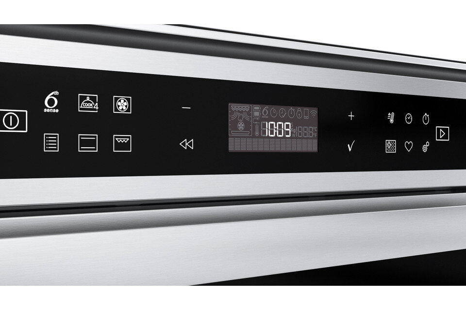 Panel sterowania piekarnika z wyświetlaczem cyfrowym. Przyciski pokazują funkcje piekarnika.