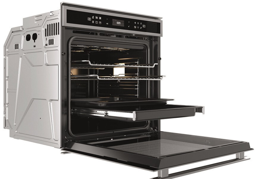 Otwarty piekarnik z tackami w środku, zewnętrzna strona ze stali nierdzewnej. Białe tło.